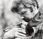 Alarik Notis on silmät ja korvat auki maailmaa seuraava parikymppinen media-alan opiskelija pääkaupunkiseudulta. Harrastuksiin kuuluvat kirjallisuus, historia, politiikka, urheilu ja yleinen ihmettely.