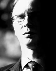 Timo Hännikäinen on Helsingissä asuva kirjailija ja suomentaja. Tuoreimmat teokset esseekokoelma “Ihmisen viheliäisyydestä” (2011) ja puheenvuorokirja “Liberalismin petos” (yhdessä Tommi Melenderin kanssa, 2012). Kiinnostuksen kohteita taide, historia ja antimoderni ajattelu.