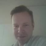 Tenho Kiiskinen on joensuulainen toimittaja ja akateeminen sekatyöläinen.